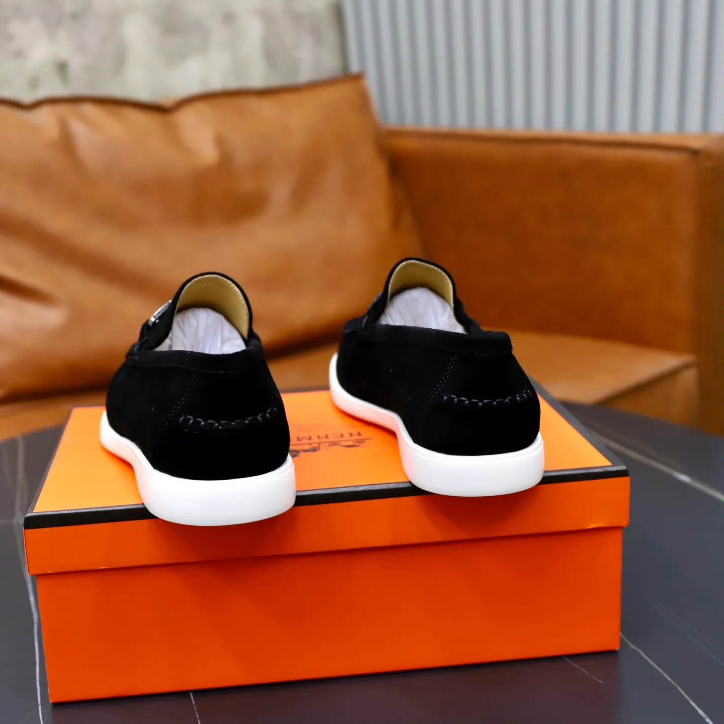 Ex-factory price: 540💰Hermès/Hermès slip-on men's shoes. This shoe is made of imported cow suede leather, with simple and smooth lines, and a 3CM rubber foam ultra-light sole combined with aerodynamic design! Youthful and fashionable, H button decoration, contrasting leather embellishment on the heel, calf lining to gently wrap your feet, with embossed logo cowhide feet, leather rock strips, casual and urban style, highlighting youthful vitality, sports and leisure version, super versatile Size number: 38-39-40-41-42-43-44 Standard leather shoe size (45 can be customized but does not support returns)